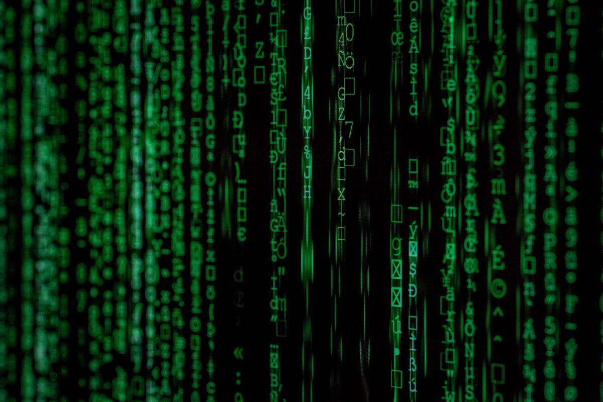 Przedstawiamy wskazówki, jak weryfikować informacje, które do nas docierają